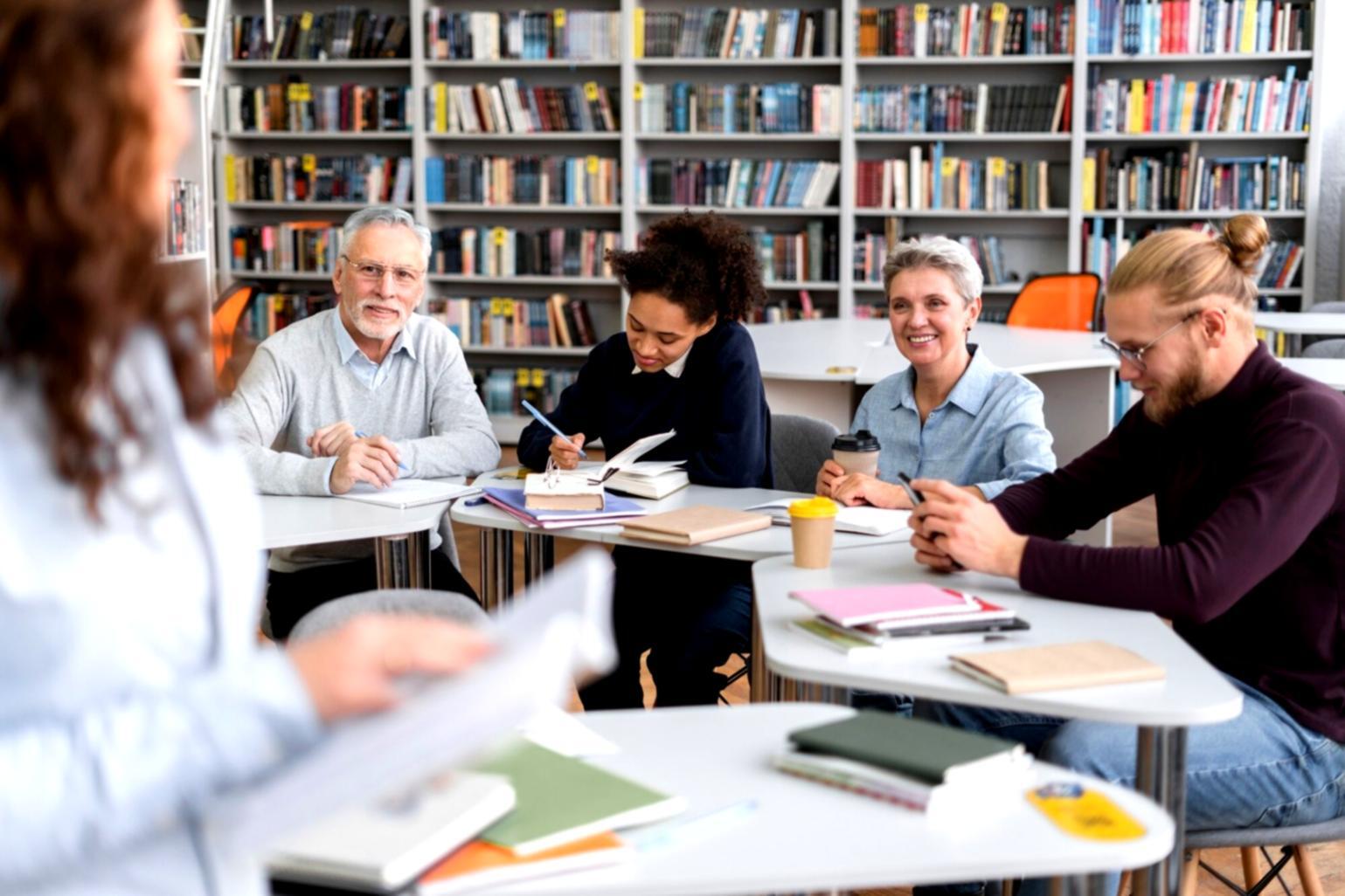 Finanzanalyse am Arbeitsplatz mit professionellen Unterlagen