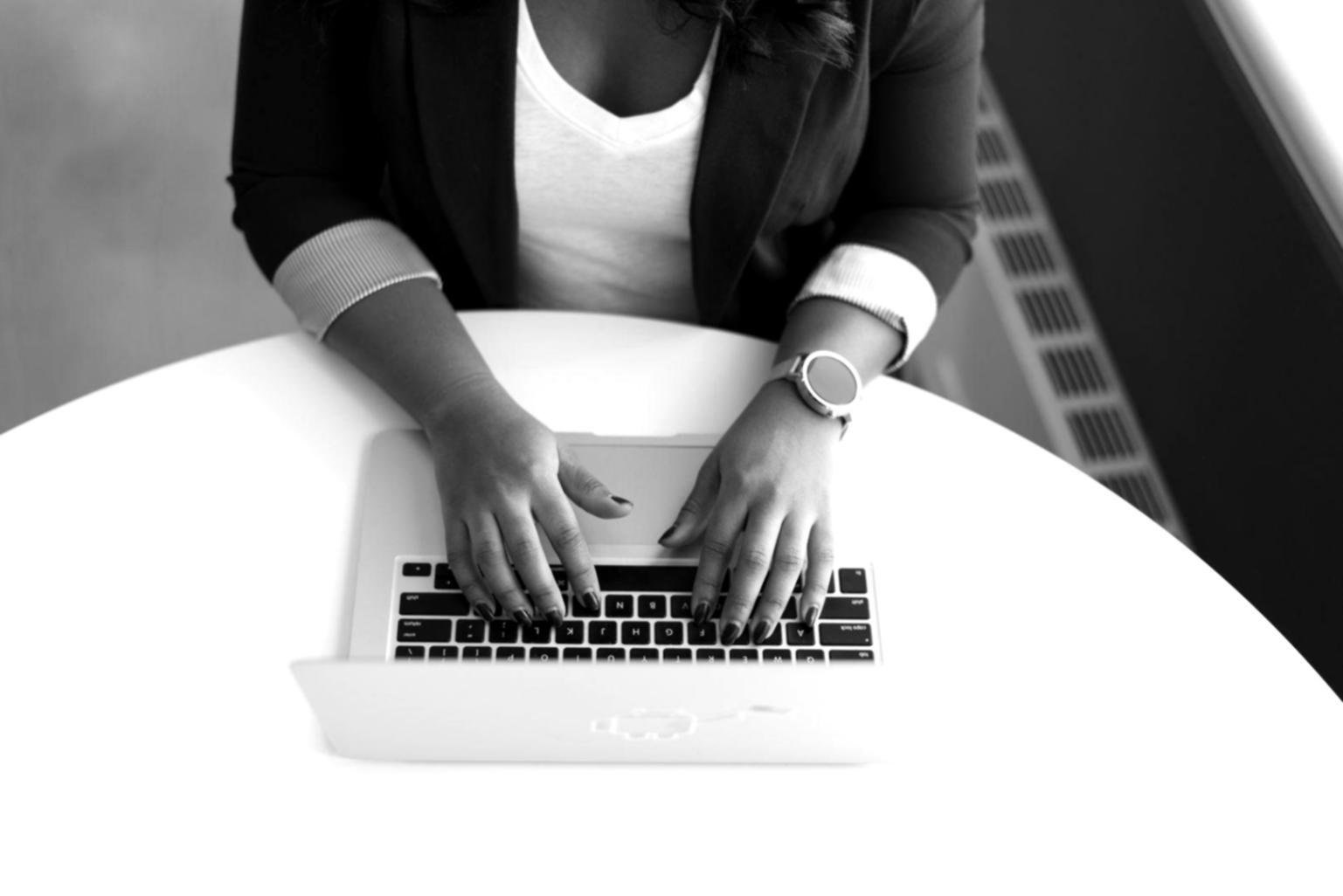 Finanzanalyse Arbeitsumgebung mit Dokumenten und Laptop